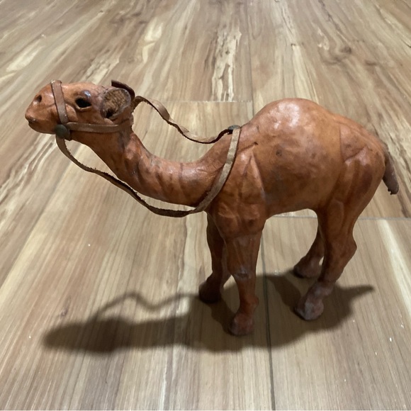 Camel Sculpture in Aged Leather from Liberty's London Vintage 1940’s/50’s - Picture 3 of 5